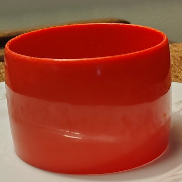 Vtg Cherry Red Wide Thick Plastic Lucite Chunky Statement Bangle Bracelet MOD - Picture 3 of 4